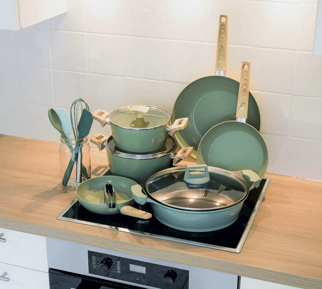 Assortiment keramische woks, stoof-, sauteer- of braadpannen